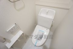 ウォシュレット付きトイレです。1階2階の2ヶ所にトイレがあるので、忙しい朝にもゆとりができますね＾＾