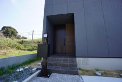 玄関には屋根があるので雨の日も安心してカバンの中から鍵が探せますね＾＾