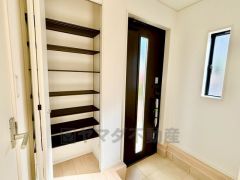 玄関扉から光の差し込む明るい玄関です。 たっぷり収納できるシューズボックス付きなので、家族全員の靴がきれいに整頓できます。