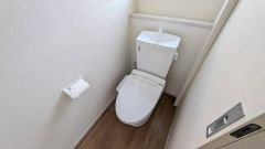 ウォシュレット付きトイレです。1階2階の2ヶ所にトイレがあるので、忙しい朝にもゆとりができますね＾＾