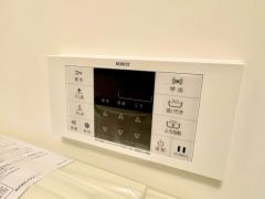 キッチン横からお湯張り、追い炊き、足し湯がボタン一つで楽々操作できる給湯機リモコンです＾＾忙しい夕飯の準備の時間帯に重宝しますね。
