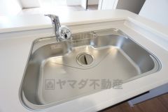 広々としたシンクで大きな鍋やフライパンも洗いやすい