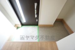 玄関には土間収納を設けています。汚れたり濡れたりしたものを一時的に置いておく場所として重宝されそうですね。