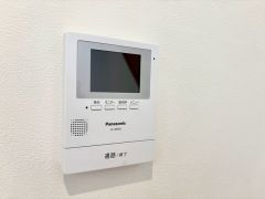 防犯性、セキュリティ対策に安心できるテレビモニター付きインターフォンです。セールスマン対策にもなり安心できます。