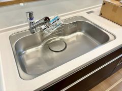 大きなお鍋も楽々洗える幅の広いシンクです＾＾ステンレスシンクなので簡単にお掃除できますよ。洗剤やスポンジもすっきりできる収納付き。
