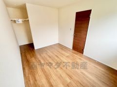 クローゼット付きなので、すっきりと整理整頓でき気持ちよく過ごせますね＾＾