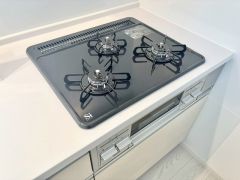 3種類の料理が同時に調理できる、3口ガスコンロ。忙しい夕食の支度時間が短縮できて効率よくお料理が楽しめます。