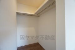 ウォークインクローゼットは奥にハンガーパイプ、手前に可動棚を付け、コートなどのアウター類から帽子や靴下などの小物類まで全て収納できます＾＾