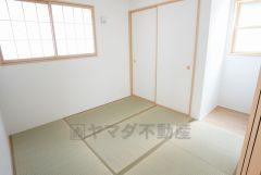 リビングには和室が隣接しており、引き戸で仕切れるので普段は繋げて広々空間として、来客時は客間としても＾＾