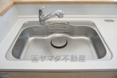 同仕様写真。キッチンシンクは洗剤やスポンジを収納出来るラック付き。広さも確保しているので、大きなお鍋も洗いやすいですね。