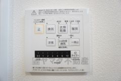 浴室暖房乾燥機には、暖房、乾燥、涼風、換気の4つの機能が付いています。タイマー付きです。換気・雨の日の洗濯も安心です＾＾