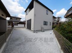 リビングの奥には庭が付いています。日光浴やガーデニング、お子様の遊び場としても使えるスペースを設けています＾＾