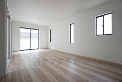 同仕様写真。現況と異なる場合は現況優先です。 大きな掃き出し窓のあるリビングは、陽光あふれる明るい空間です。ゆったりと寛げる憩いの場となりそうです。