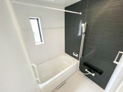 窓付き・浴室乾燥機で換気・雨の日の洗濯もばっちり＾＾明るく清潔にたもてるバスルームです＾＾