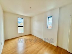 2面採光を確保した明るい室内は、風通しも良く、大変居心地の良い空間となっております。爽やかな風を感じて起きる朝は、快適生活の始まりに。