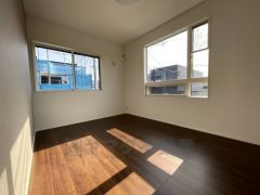 2面採光を確保した明るい室内は、風通しも良く、大変居心地の良い空間となっております。