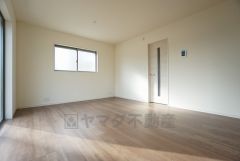 キッチンに向き合う形で大きな窓があります。たくさんの光や風を取り込むことができ快適な生活が過ごせそうです。