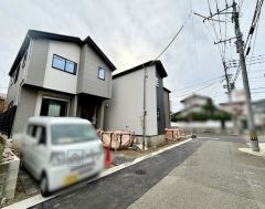 西側約6.4ｍの公道に面しています。