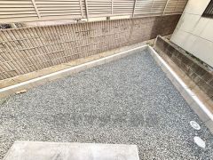 南面の陽当たりスペース。小さなガーデンや物干しにも。防草対策済みのすっきりとした庭先です。