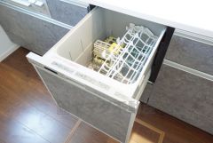 炊事時間を大幅に短縮できる食器洗浄乾燥機付き＾＾食器を洗う手間が減るので家族とのコミュニケーションの時間や自分の時間が増えますね。