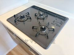 3種類の料理が同時に調理できる、3口ガスコンロ。忙しい夕食の支度時間が短縮できて効率よくお料理が楽しめます。