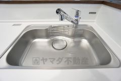 キッチンシンクは洗剤やスポンジを収納出来るラック付き。広さも確保しているので、大きなお鍋も洗いやすいですね。