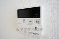 同仕様写真。現況と異なる場合は現況を優先します。お湯張り、追い炊き、足し湯がボタン一つで楽々操作できる給湯機リモコン