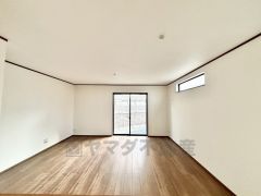 大きな窓のあるリビングは、陽光あふれる明るい空間です。居心地良く、ご家族皆がゆったり寛げる憩いの空間となりそうです。