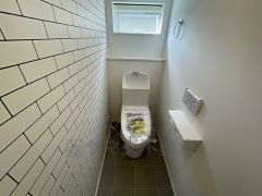 温水洗浄機付トイレです。節水機能もあるので、安心して使えますね。もちろん、1階2階の2ヶ所にトイレがあるので、忙しい朝にもゆとりができますね。