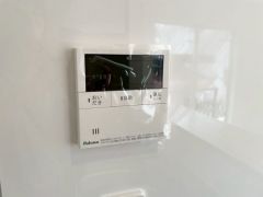 キッチン横からお湯張り、追い炊き、足し湯がボタン一つで楽々操作できる給湯機リモコンです＾＾忙しい夕飯の準備の時間帯に重宝しますね。