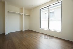 バルコニーに面した陽当たりの良い洋室です＾＾