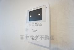 防犯はもちろん、セールスマン対策にもなるモニター付きインターホンです。 来訪者の顔が見えるので安心ですね＾＾