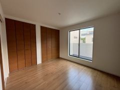 寛ぎの時間を紡ぎだす主寝室は、大型ベッドを置いても余裕の広さを確保しています。