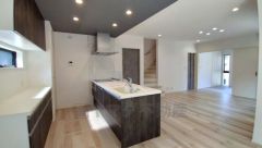 温かみのある雰囲気と、キッチンでの作業性を兼ね備え、家族の笑顔あふれる団らんのひと時をお過ごしいただける設計になっています。