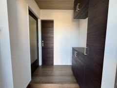 シックな建具のシューズクローゼットに天井のアクセントクロスがマッチした落ち着いた玄関です。人をお招きするのも楽しみですね＾＾