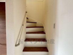 手すり付き階段。