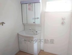 洗面台、洗濯機置き場、バスルームが連なっている、生活導線の考えられた作りになっています。