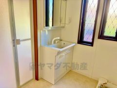 洗面台、洗濯機置き場、バスルームが連なっている、生活導線の考えられた作りになっています。