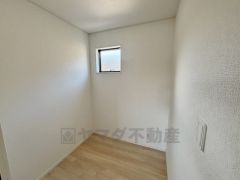 たっぷり収納できるストレージルーム付きで、お部屋がすっきり片づく暮らしに。