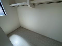 大容量のウォークインクローゼット。季節ごとのお洋服全てを収納できるので、衣替えも楽になりますね＾＾