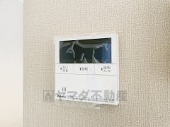 キッチン横からお湯張り、追い炊き、足し湯がボタン一つで楽々操作できる給湯機リモコンです＾＾忙しい夕飯の準備の時間帯に重宝しますね。