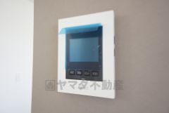 防犯性もばっちり、TVモニター付きインターホン完備。大きなモニターで玄関先を確認できます。録画機能が付いているので不在時の訪問者も確認できて安心です＾＾