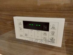 湯量・湯温の設定、そして保温までワンタッチのフルオートバス。便利な追い炊き機能付きです。