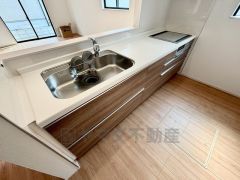 収納も、作業スペースも広々と設けられた使いやすいシステムキッチンです＾＾カウンターキッチンなので、ご家族と会話をしながら楽しくお料理ができます＾＾