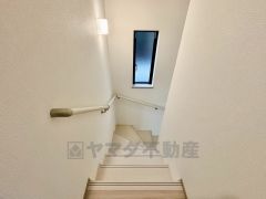 日中でも暗くなりがちな階段には、小窓を配置し採光も考えられたつくり＾＾手摺付きなので安全に上り下りできますね＾＾