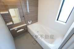 1日の疲れを癒すくつろぎのバスルーム。足を伸ばしてもゆったりと入れるサイズです。お子様と一緒にお風呂に入っても狭くないですね＾＾