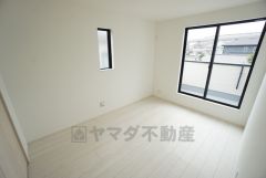 寛ぎの時間を紡ぎだす主寝室は、大型ベッドを置いても余裕の広さを確保しています。