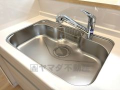 家族が集まる開放的なリビング。思い思いの時間を過ごしたり食事をしたり、素敵な団らんの場になりますね。