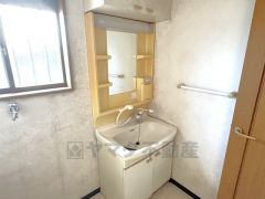 洗面台、洗濯機置き場、バスルームが連なっている、生活導線の考えられた作りになっています。