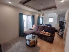 大きな窓のあるリビングは、陽光あふれる明るい空間です。居心地良く、ご家族皆がゆったり寛げる憩いの空間となりそうです。